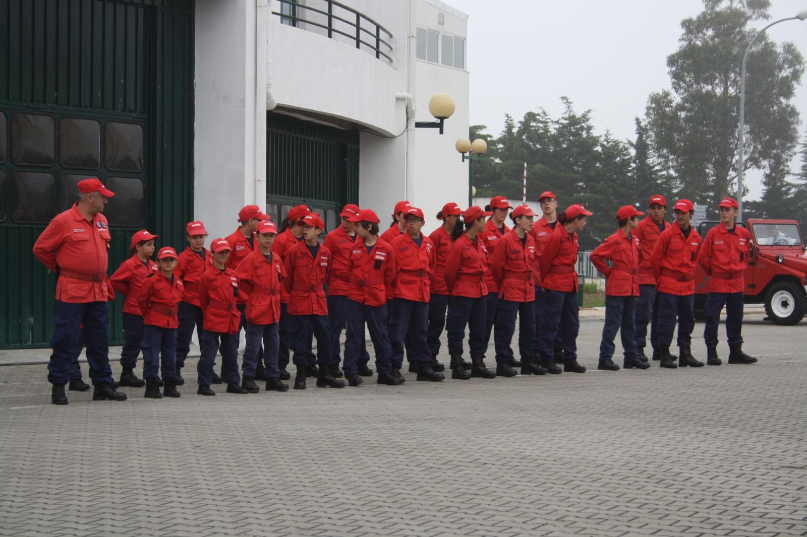 Bombeiros em formatura em frente ao quartel de Sintra