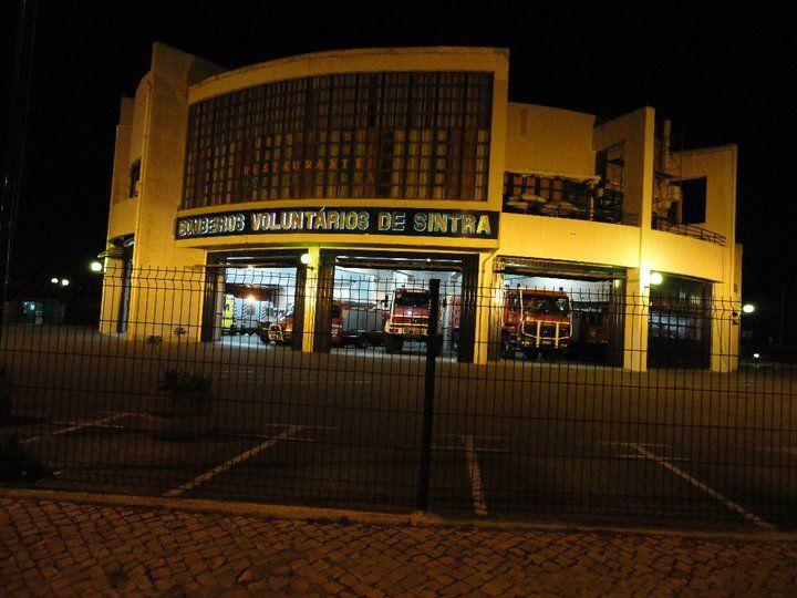 Quartel dos Bombeiros Voluntários de Sintra à noite